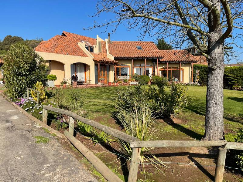 LUMINOSA CASA ESTILO COLONIAL MODERNO, EN VENTA 