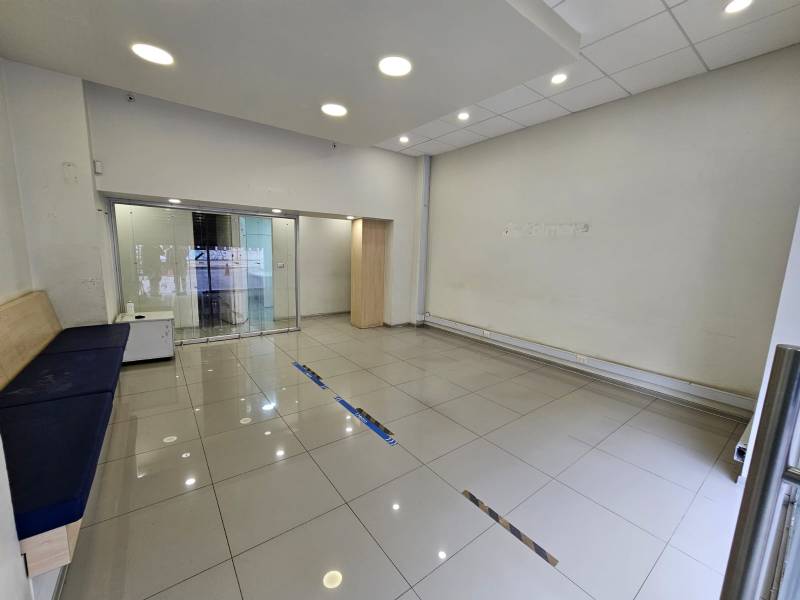 LOCAL COMERCIAL EN ARRIENDO...                                              