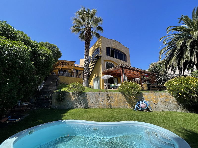 HERMOSA CASA REMODELADA CON VISTA AL MAR, CONCN...                                                                