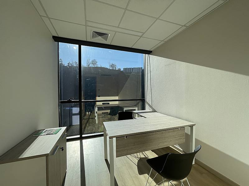 SE ARRIENDA OFICINA SECTOR EL SALTO (C�D. 402)