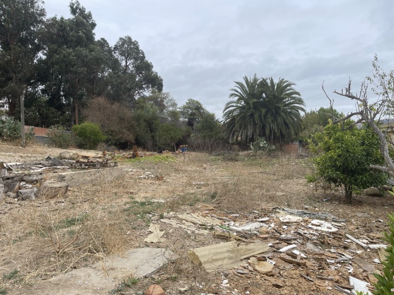 SE VENDE TERRENO CON CASA DE 2 PISOS...                            