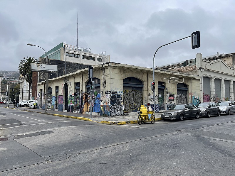 SE VENDE AMPLIO LOCAL COMERCIAL / OFICINA (C�D. 555)