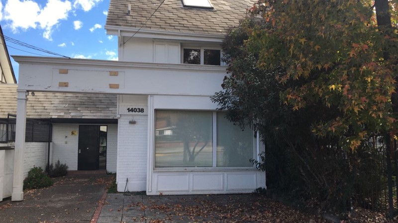 SE ARRIENDA CASA COMERCIAL EN AV. LAS CONDES (C�D. 570)