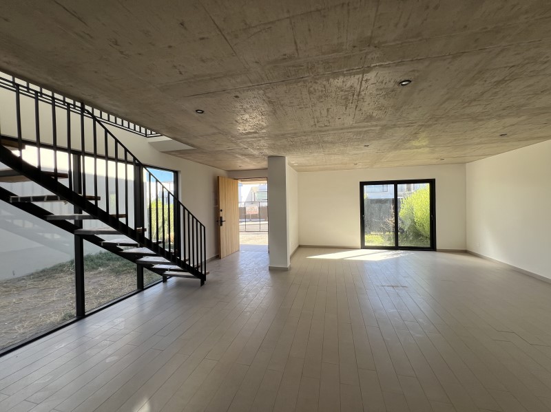 SE VENDE CASA DE 2 PISOS EN BOSQUES DE MONTEMAR (C�D. 571)